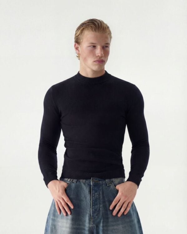 Model wearing black heavy crop tee from Revivo Avenue.
