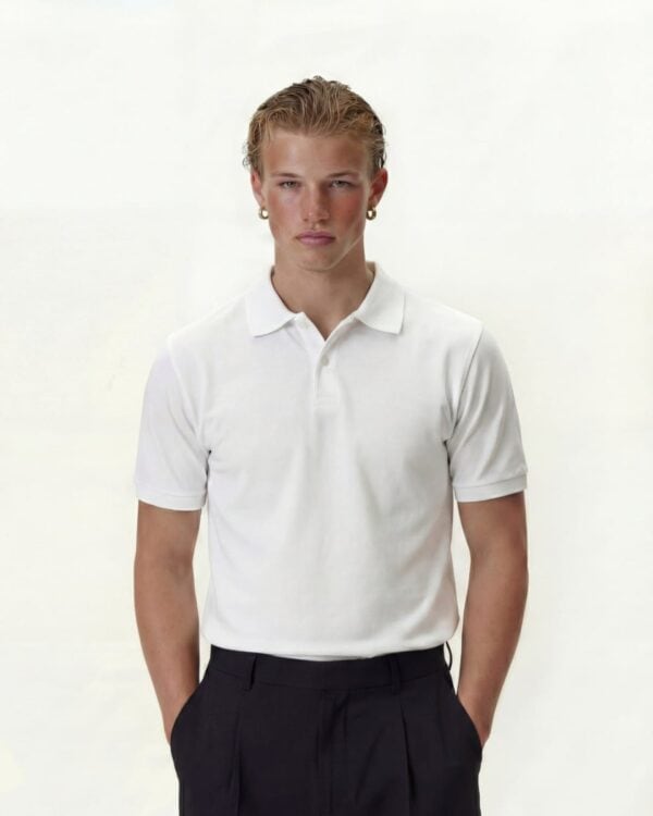 Unisex black Piqué crop polo shirt from Revivo Avenue, Parisian menswear brand.